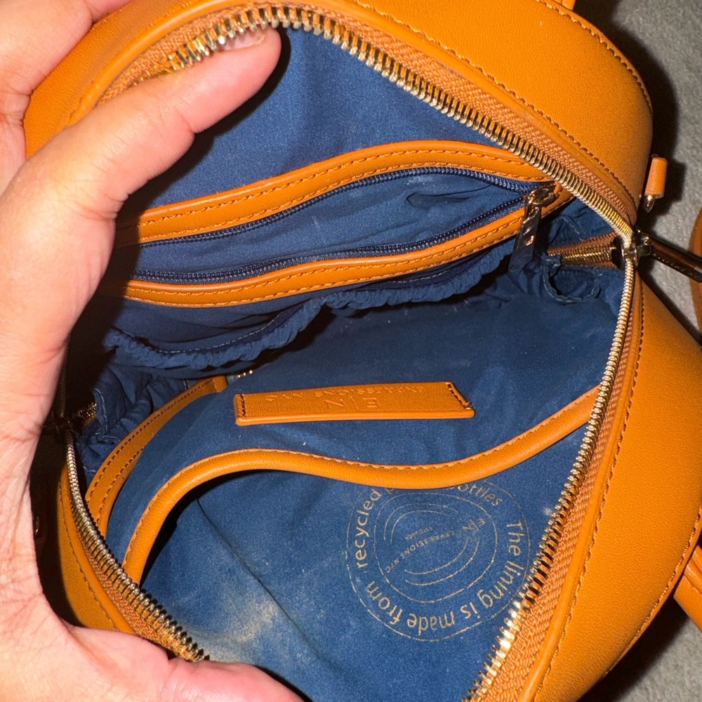EXPRESSIONS NYC ROUND BAG - Picture 4 of 6